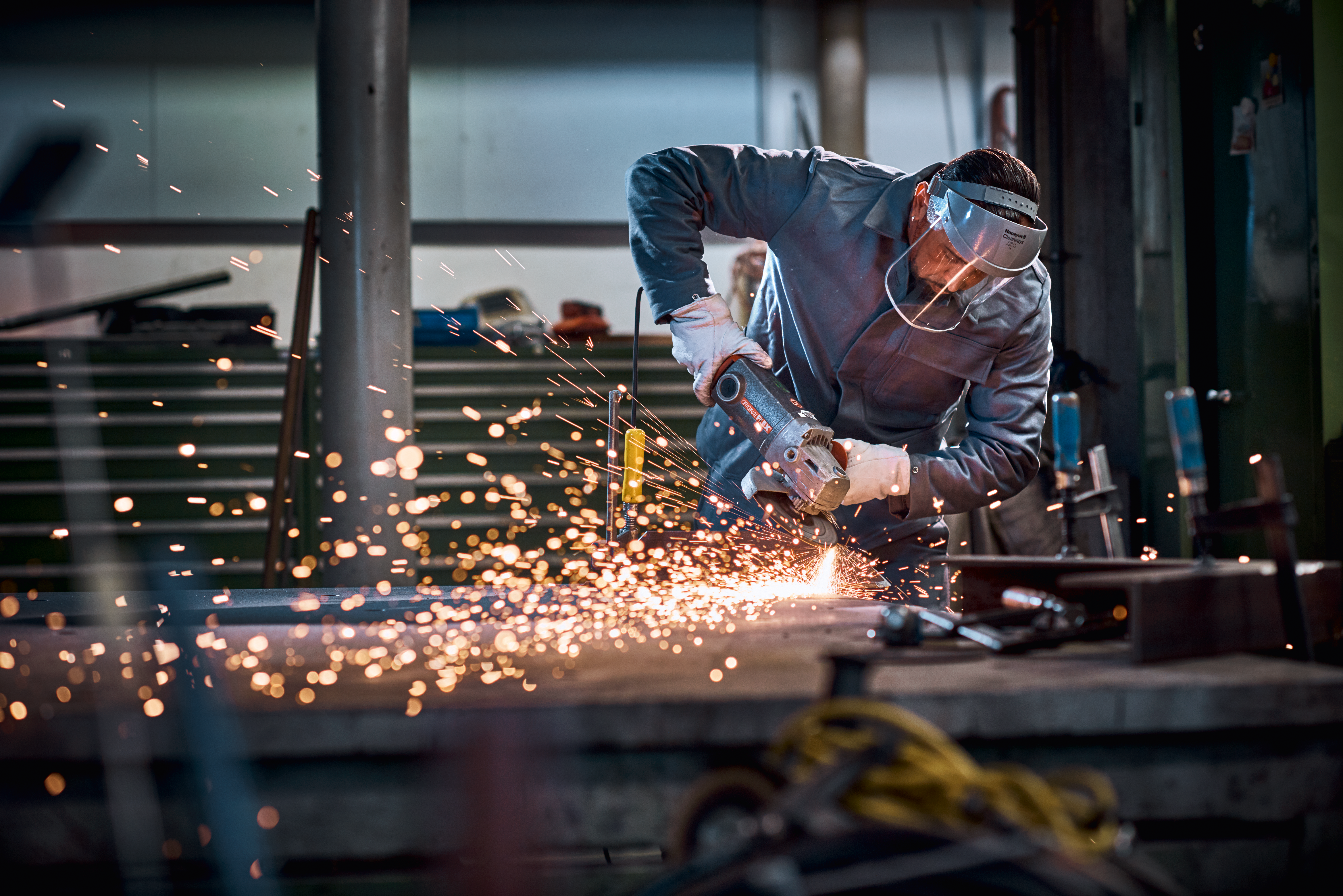 Gutt som spiller med fotball.